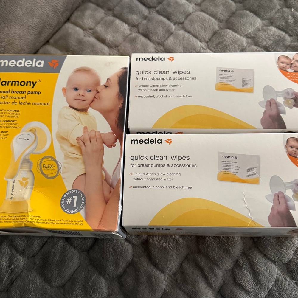 Medela Harmony Manual Breast Pump and Wipes